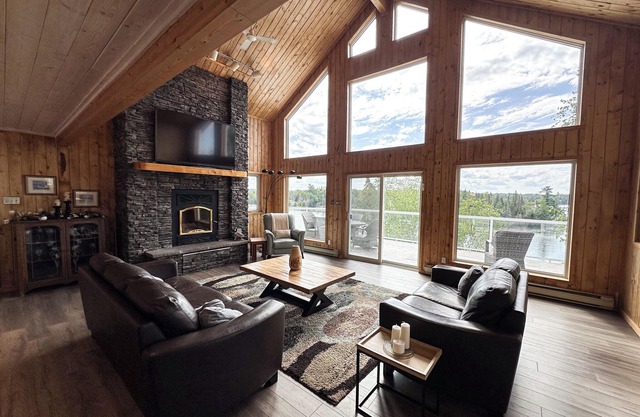 STUNNING CABIN ON LOTW WITH HOTTUB TEN MIN FROM KENORA