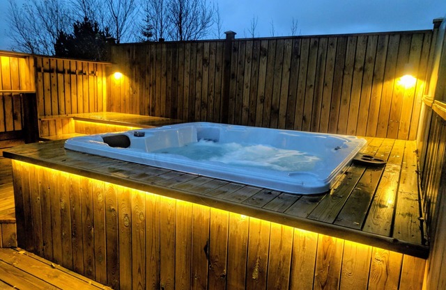 Stunning cabin with hot tub, fire place, projector & magical surroundings