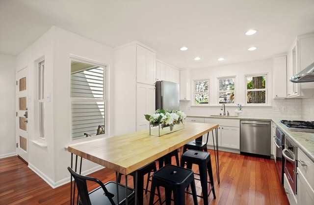 Stunning Central Urban Oasis in Clarksville-2/2.5 bath-Convenient to Everything!
