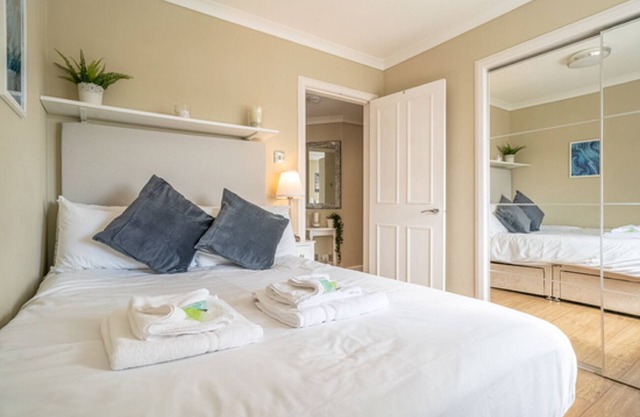 Stunning City Centre Apartment with Swimming Pool & Parking