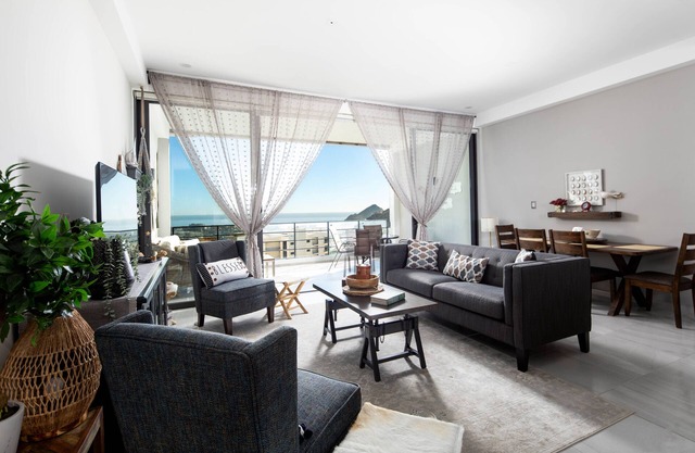 Stunning Condo, Ocean, Sunrise and Marina Views, 5 Min to Marina, Fast Wifi