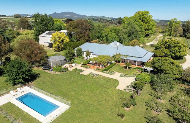 Stunning Country Getaway - Pool + Tennis Court
