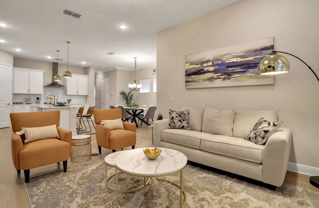 Stunning, dog-friendly townhome in upscale Hyde Park - walk to dining/nightlife