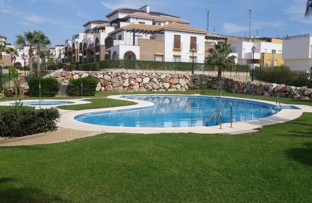 Stunning family friendly GF 2 bed 2 bath apartment - free WiFi