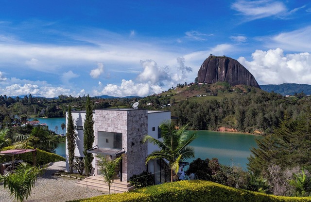 Stunning Guatapé home. Breathtaking views, privacy, modern amenities & parking!