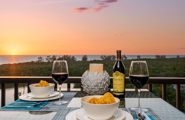 Stunning Gulf Views From All Rooms, Luxury 2BR/2BA, 9th Fl, Walk to 2 Beaches