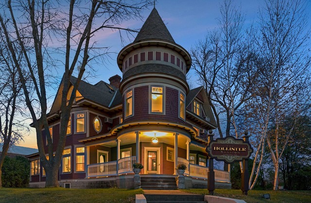 Stunning Historical Mansion: 8 bedrooms (sleeps 16+).