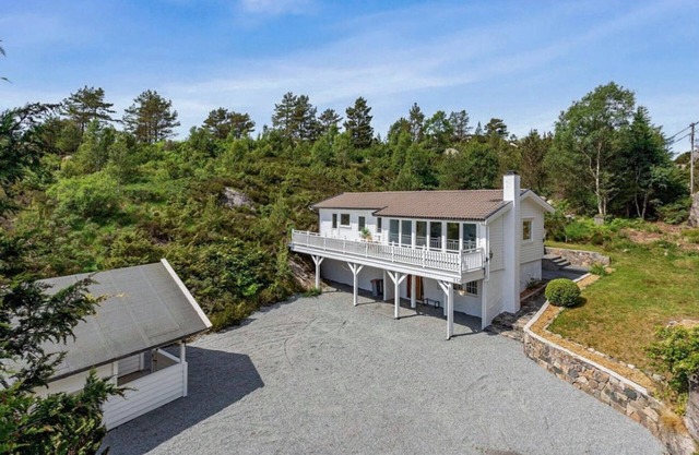 Stunning home in Fjell with WiFi