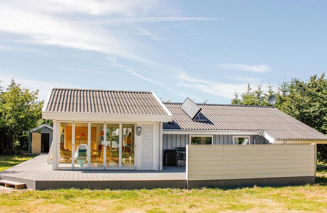 Stunning home in Løkken with WiFi