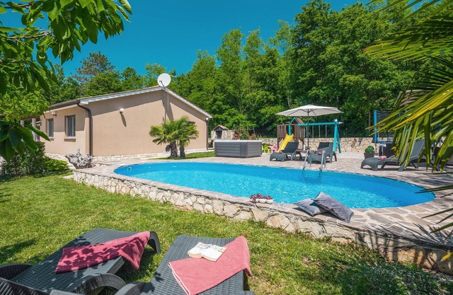 Stunning home in Snasici
