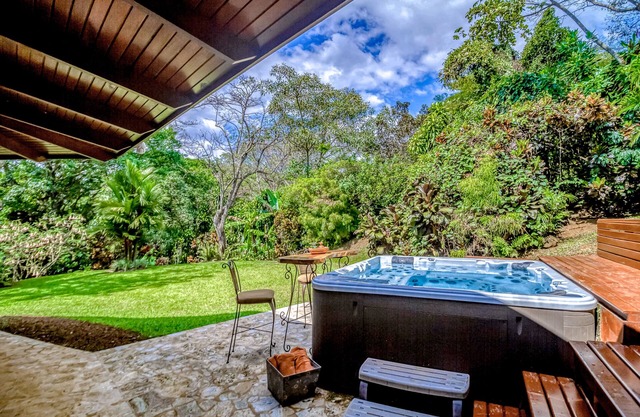 Stunning home in the jungle with balcony, grill, & W/D - snowbirds OK
