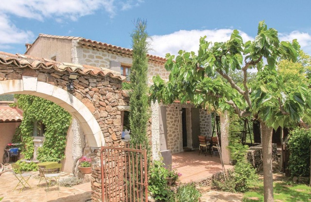 Stunning home in Vinezac