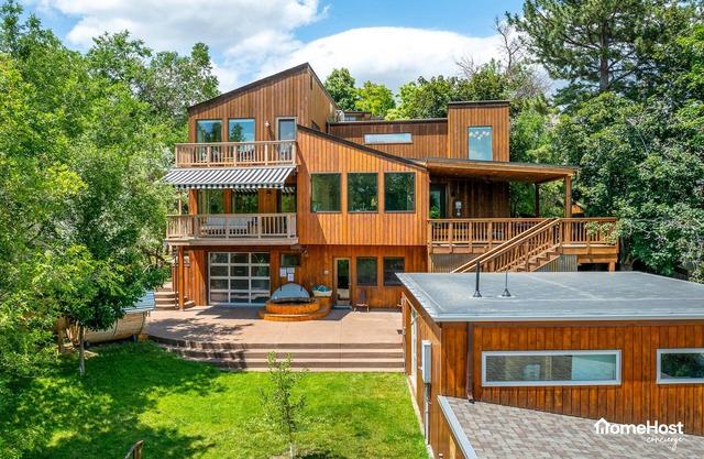 Stunning Home w/Hot Tub, Sauna & Mountain Views! 10-Min to Downtown & CU