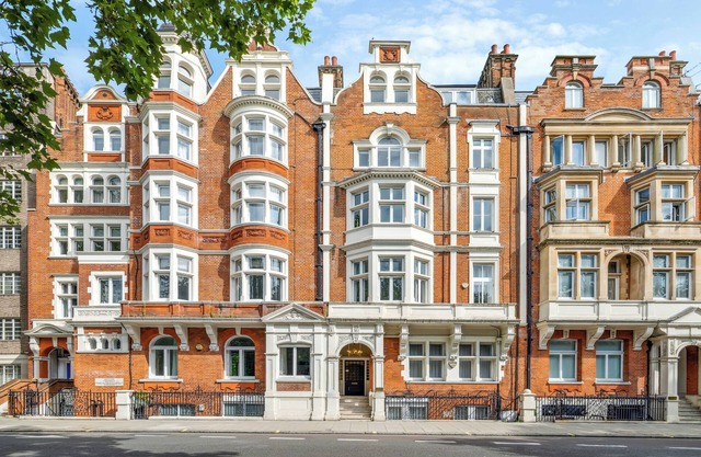 Stunning Hyde Park Flat