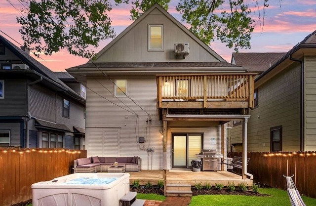 Stunning KC 6 Bdrm Home w/Hot Tub/Game Room/GYM