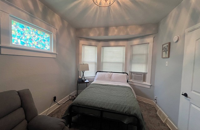 Stunning Lower 2-bedroom unit is located in city of Milwaukee