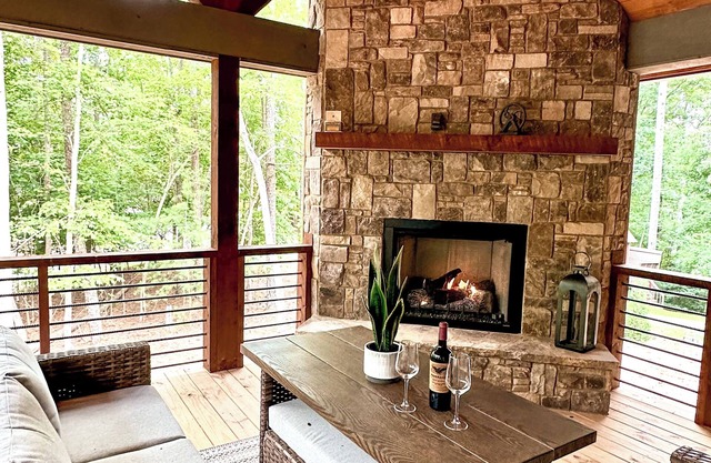 Stunning Luxe cabin w/hot tub, indoor & outdoor fireplace