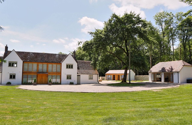 Stunning, Modern, Spacious House With Heated Private Pool In The Centre Of T