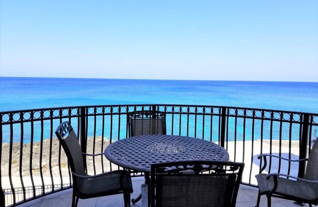 Stunning Oceanfront View/Spacious Condo-beside FIN, near Beach & Town