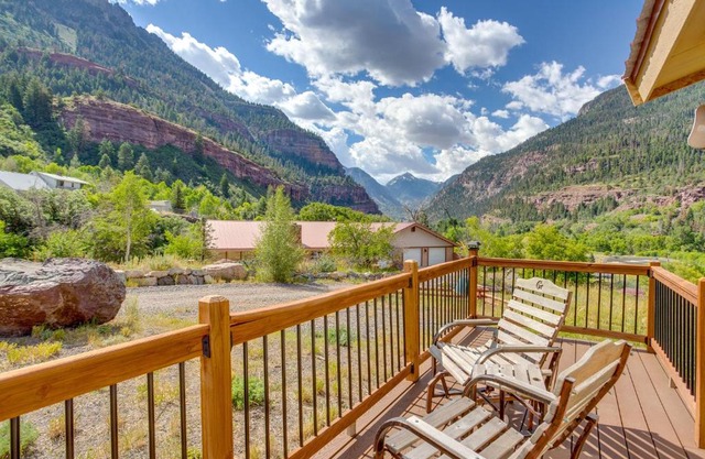 Stunning Ouray Escape with Panoramic Mountain Views!