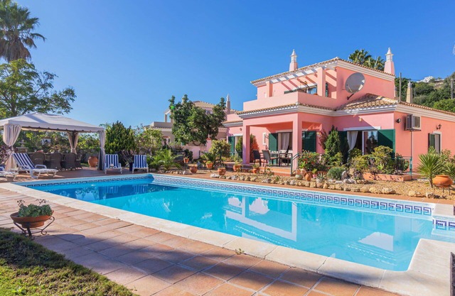 Stunning private villa with A/C, WIFI, private pool, TV, balcony, panoramic view and parking