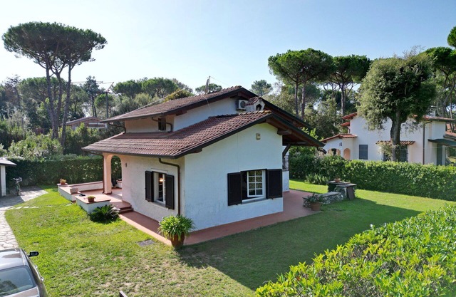 Stunning private villa with WIFI, A/C, TV, pets allowed and parking, close to Forte Dei Marmi