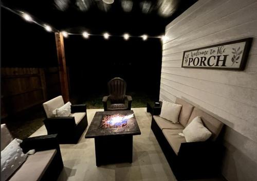 Stunning & Pristine Kitchen-Smart TVs-Modern Gas Firepit-Free Parking