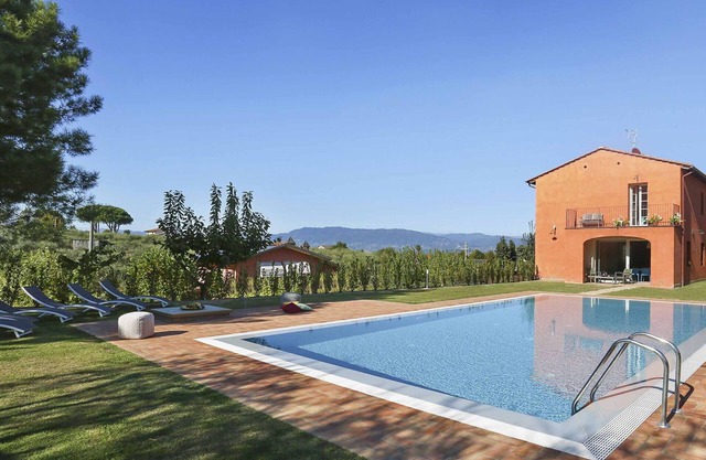 Stunning private villa with A/C, private pool, WIFI, TV, balcony and panoramic view, close to Lu.