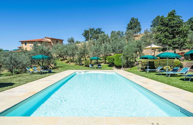 Stunning private villa for 14 people with WIFI, private pool, balcony, pets allowed and parking