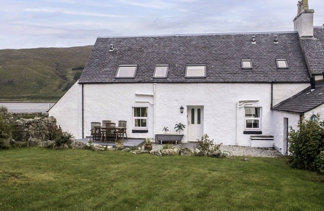 Stunning private villa for 6 people with WIFI, TV, patio, pets allowed and parking