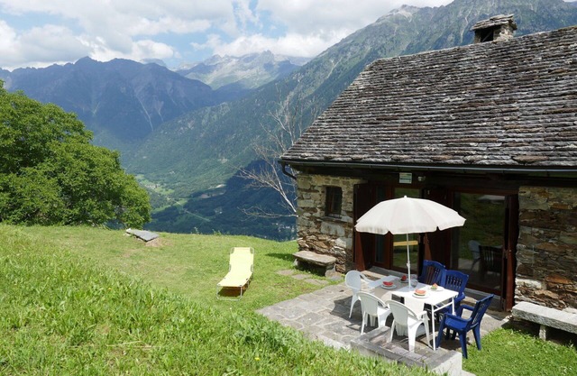Stunning private villa for 6 guests with WIFI, TV, patio, pets allowed and parking