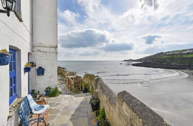 Stunning private villa for 4 guests with WIFI, TV, patio, pets allowed and parking