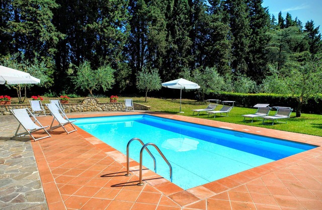 Stunning private villa with private pool, A/C, WIFI, patio, panoramic view, parking, close to Siena