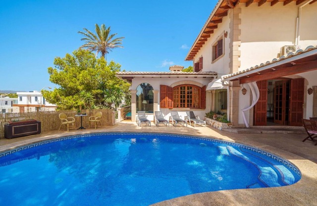 Stunning private villa for 11 people with A/C, private pool, WIFI, TV, terrace and parking