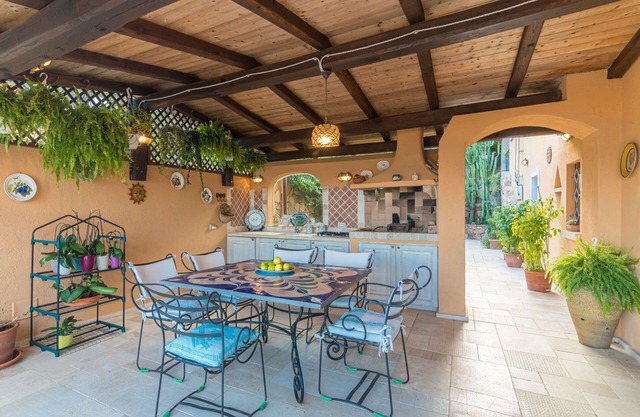Stunning private villa for 8 people with A/C, WIFI, TV, patio, pets allowed and parking
