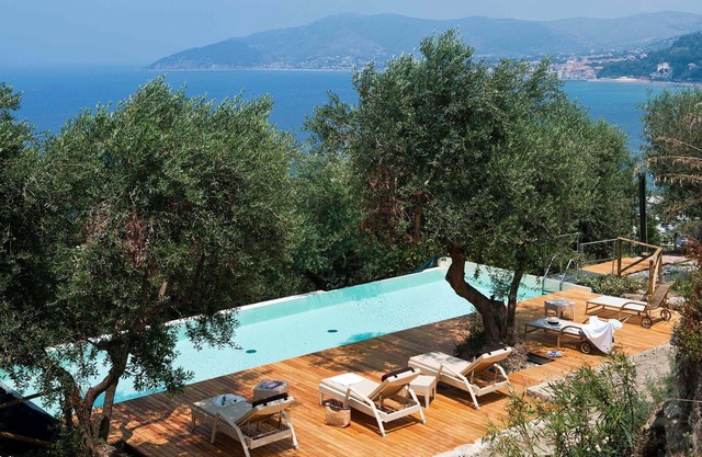 Stunning private villa for 18 people with private pool, WIFI, A/C, TV, terrace and parking