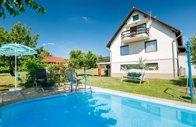 Stunning private villa with private pool, WIFI, A/C, TV, patio, pets allowed and parking