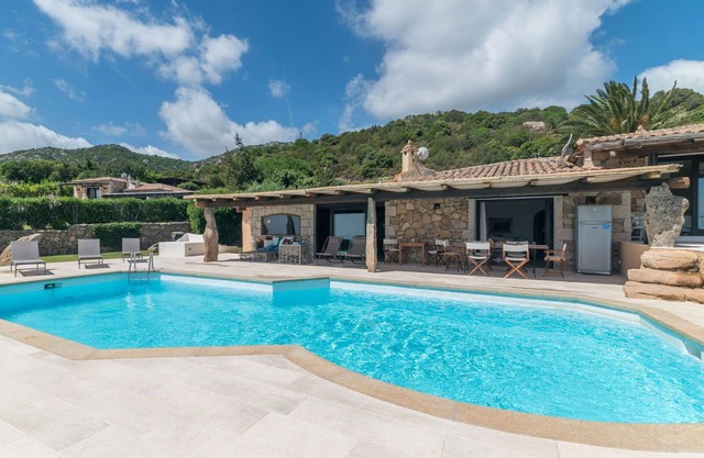 Stunning private villa for 9 people with private pool, A/C, WIFI, TV, patio and parking