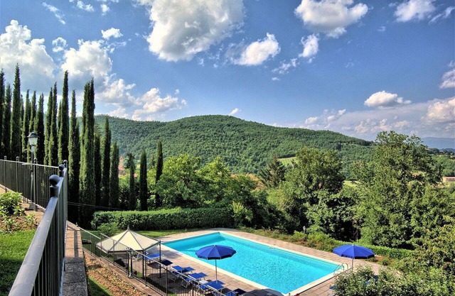 Stunning private villa with hot tub, private pool, A/C, WIFI, TV, patio, panoramic view and park.