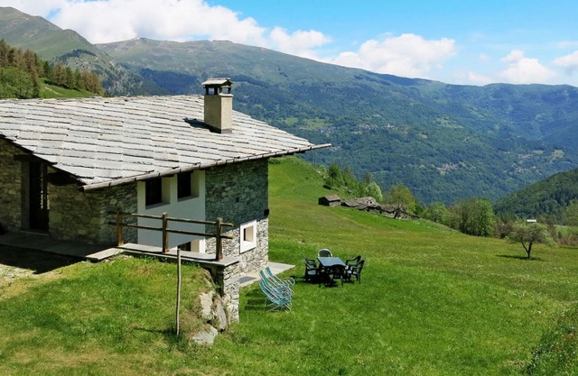 Stunning private villa for 9 people with TV, patio and parking