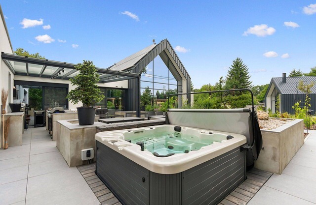 Stunning private villa for 10 people with hot tub, WIFI, TV, terrace, pets allowed and parking