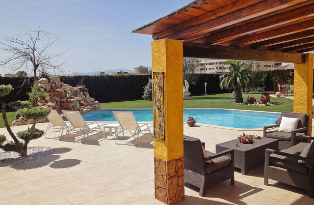 Stunning private villa with WIFI, private pool, hot tub, A/C, TV, patio and pets allowed