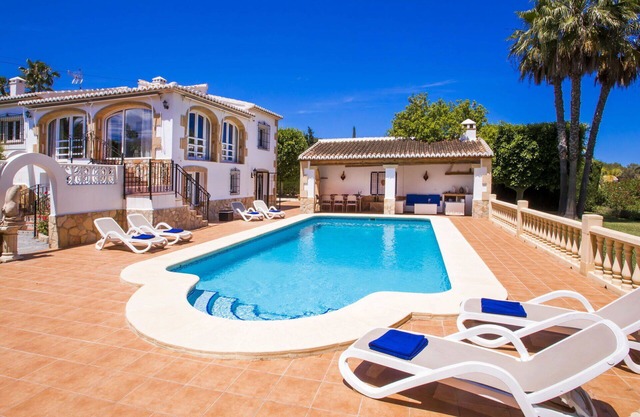Stunning private villa for 8 guests with private pool, A/C, WIFI, TV, patio and parking