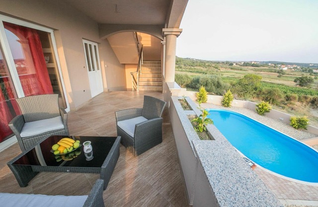 Stunning private villa for 6 people with hot tub, private pool, A/C, WIFI, TV, terrace and parking