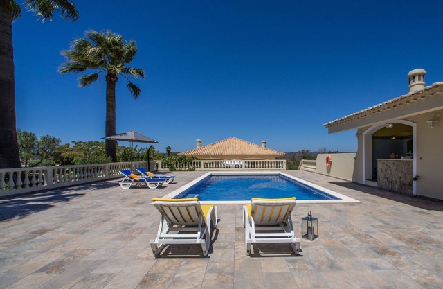 Stunning private villa for 4 guests with pool, WIFI, A/C, TV and terrace