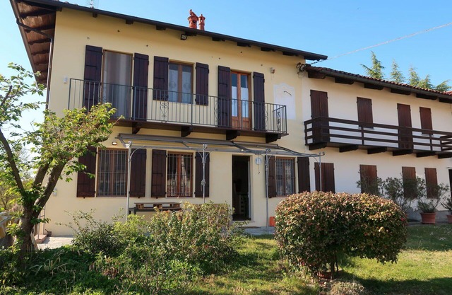 Stunning private villa for 4 guests with WIFI, A/C, TV, patio, pets allowed and parking