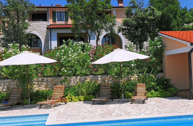 Stunning private villa for 10 guests with A/C, pool, WIFI, TV, terrace and parking
