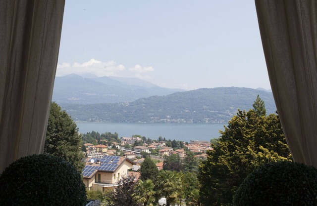 Stunning private villa with sauna, private pool, hot tub, A/C, WIFI, TV, patio and panoramic view