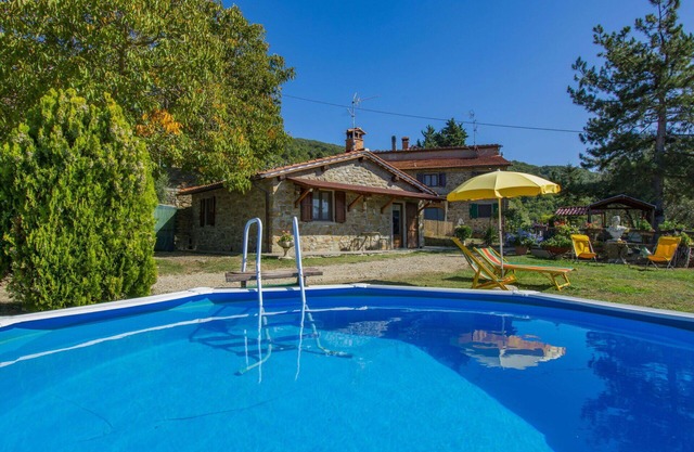 Stunning private villa with private pool, hot tub, WIFI, TV, patio, pets allowed and parking