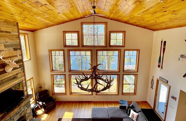 Stunning Private Waterfront Lodge on Crystal Clear Crescent Lake
